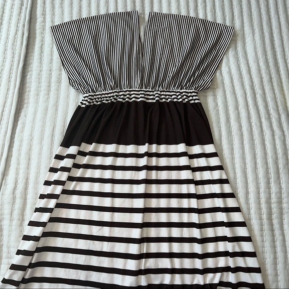 CRISTINA LOVE Short Sleeve Striped Dress Size Medium for Woman EUC - Picture 7 of 10